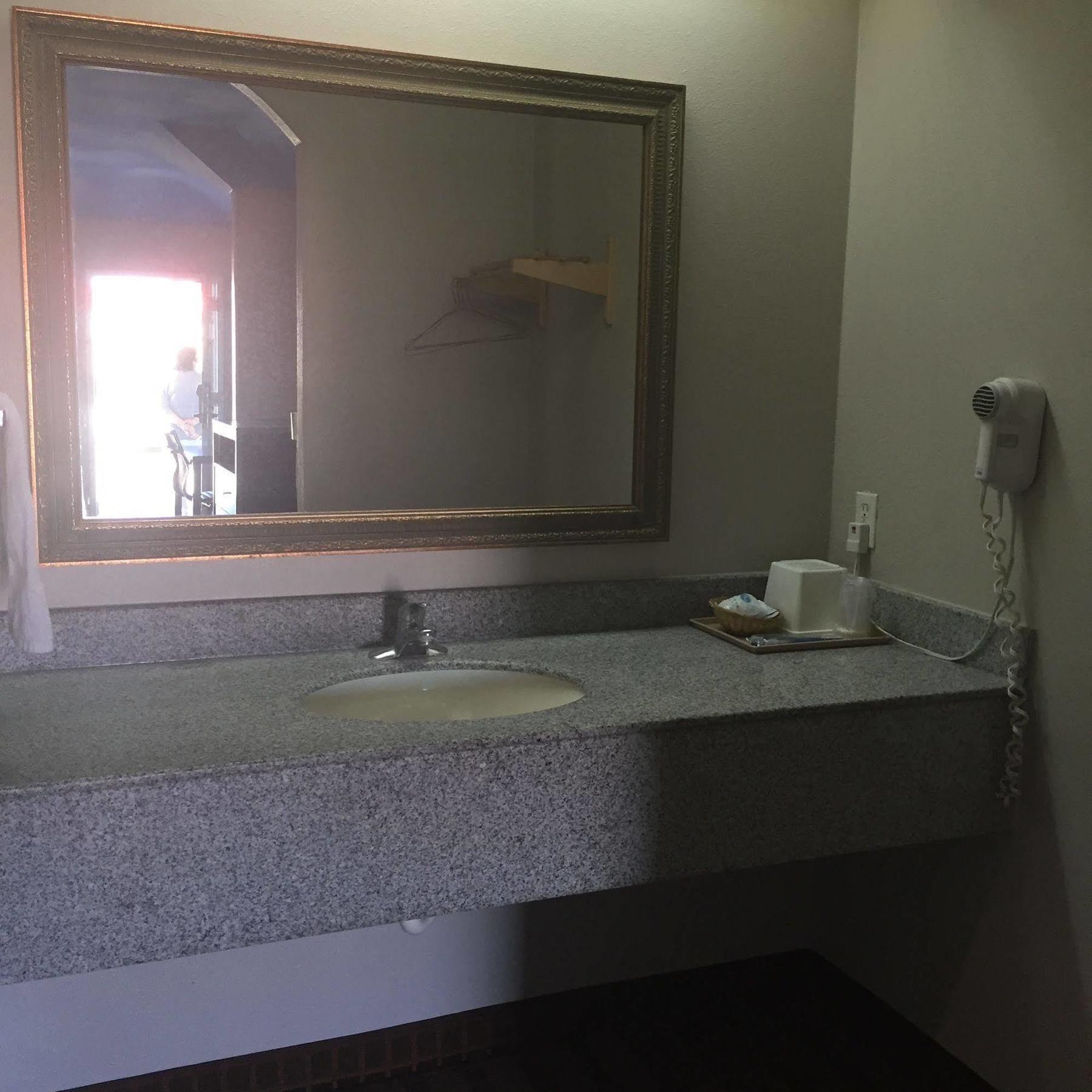 Camelot Inn And Suites 앨딘 외부 사진