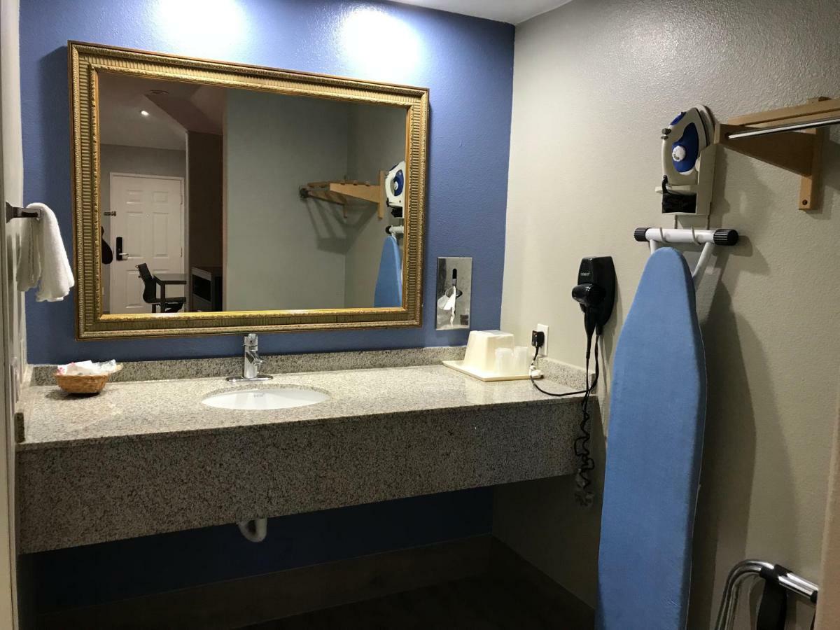 Camelot Inn And Suites 앨딘 외부 사진